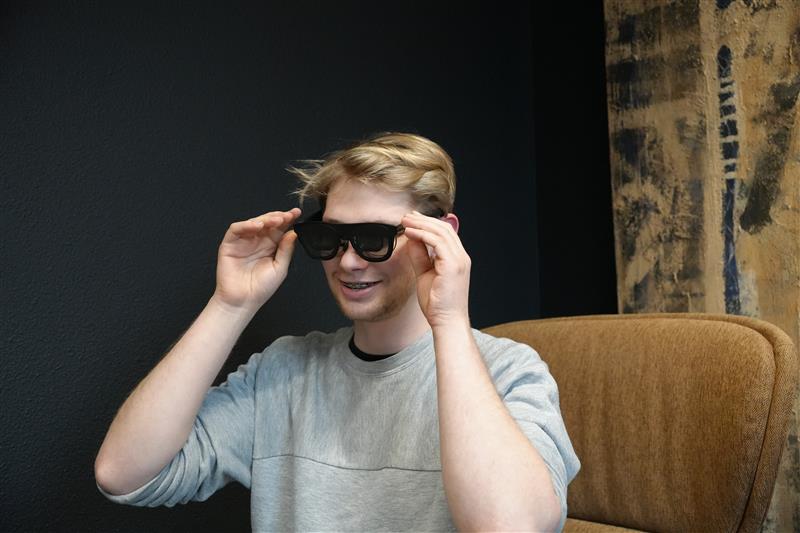 Yamir met zijn VR-bril